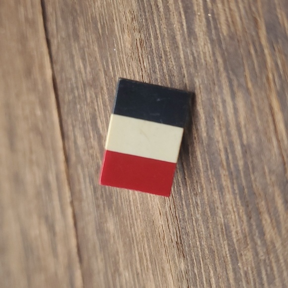 Vintage France pin B440 - Picture 1 of 2